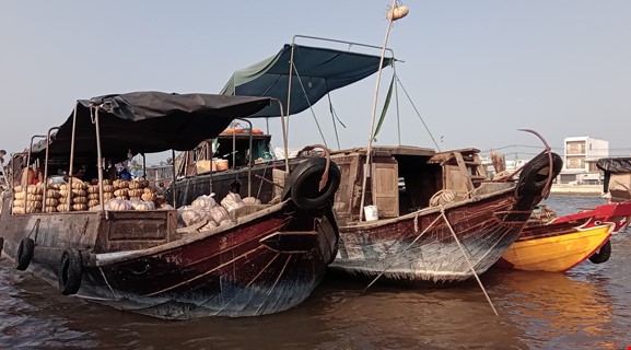 LONG XUYEN FLOATING MARKET