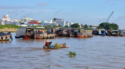 LONG XUYEN FLOATING MARKET