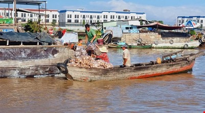 LONG XUYEN FLOATING MARKET